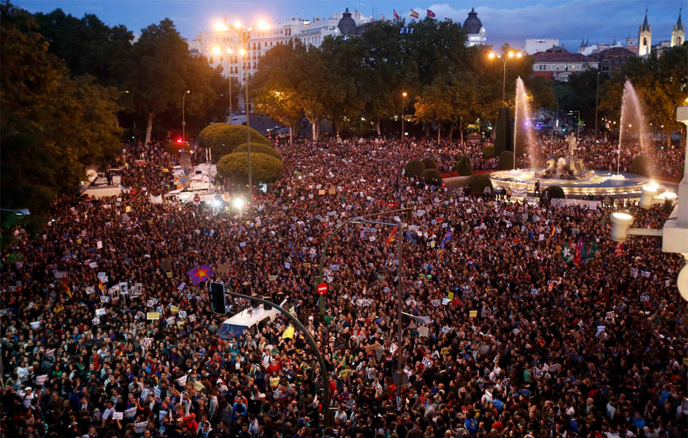 Miles de manifestantes gritan en la plaza de Neptuno en Madrid contra las medidas de austeridad del Gobierno de Mariano Rajoy. REUTERS/Sergio Perez