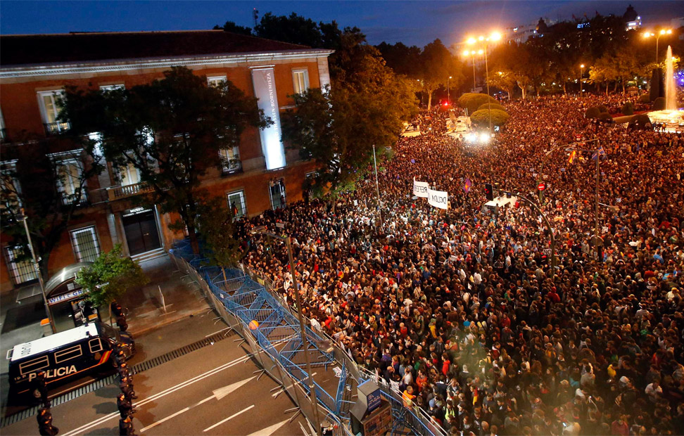 Miles de manifestantes llenan la plaza de Neptuno frente al Congreso de los Diputados durante la convocatoria del 29-S. REUTERS/Sergio Perez