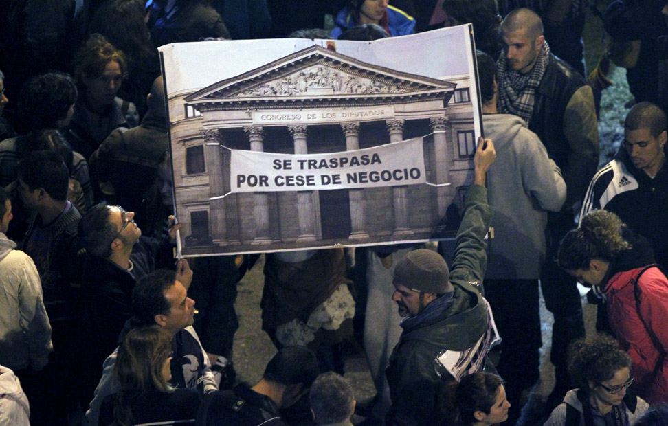 Varias personas sostienen una pancarta esta tarde en la plaza de Neptuno de Madrid, donde gran número de personas se encuentran congregadas, convocadas por la Coordinadora 25S dentro de la iniciativa 'Rodea el Congreso'. EFE/Angel Díaz