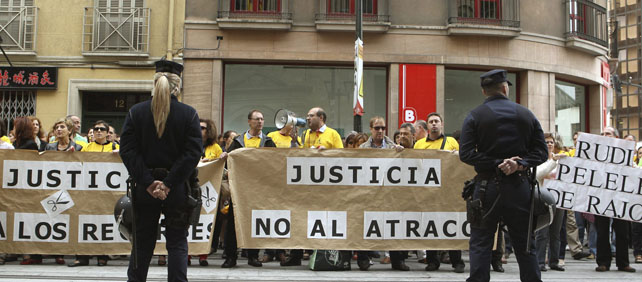 Un grupo de funcionarios de Justicia mostró ayer viernes su malestar por los recortes a las puertas de la sede del Tribunal Superior de Justicia de Aragón (TSJA) en Zaragoza.-