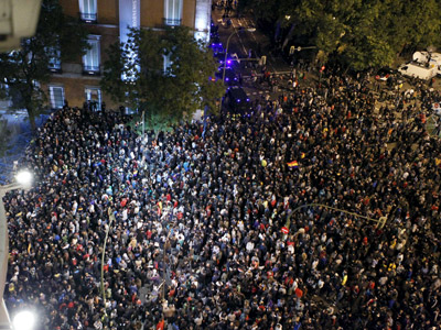 Vista de la plaza de Neptuno de Madrid donde gran número de personas permanecen congregadas, convocadas por la Coordinadora 25S dentro de la iniciativa 'Rodea el Congreso'. EFE/Angel Díaz