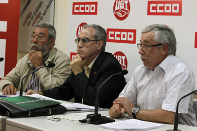 Los líderes de UGT y CCOO, junto al presidente de FACUA, en una rueda de prensa celebrada en Madrid el 4 de septiembre de 2012.