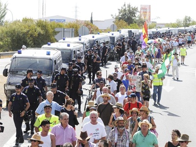 Varios centenares de jornaleros del Sindicato Andaluz de Trabajadores (SAT) acompañados por la Policía Nacional, momentos antes de su entrada a la localidad sevillana de Dos Hermanas - EFE