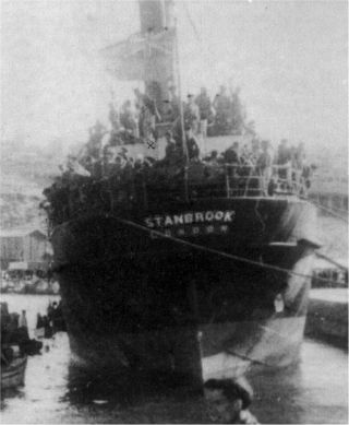 El Stanbrook fotografiado desde la costa de Orán a su llegada al puerto