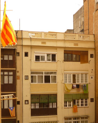 Algunos balcones han colgado la bandera de Catalunya. JORGE ROMANCE