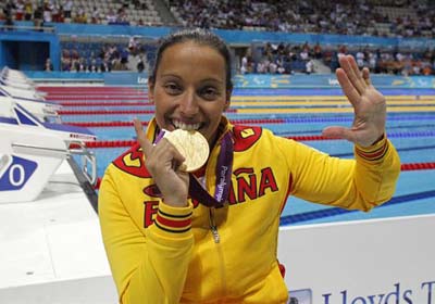 La nadadora Teresa Perales posa con la medalla de oro conseguida en los Juegos Paralímpicos de Londres. -