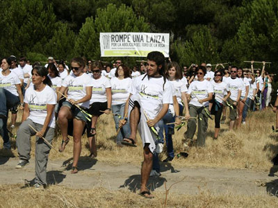 Momento del acto organizado por el Patido Animalista Contra el Maltrato Animal (PACMA), en protesta por la celebración del Toro de la Vega, bajo el lema 'Rompe una lanza'. EFE/Inés Morencia