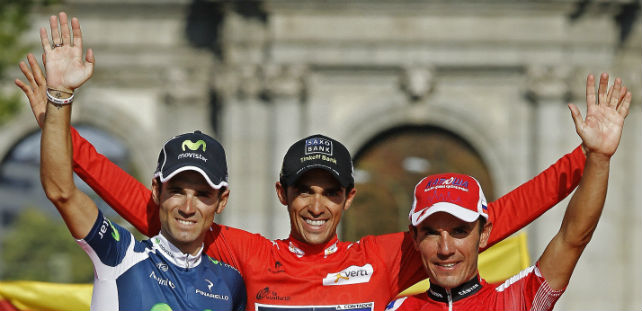 Alberto Contador en el centro, flanqueado por Alejandro Valverde (a la izquierda) y Joaquim 'Purito' Rodriguez en el podio tras la etapa final de la 67ª edición de la Vuelta Ciclista a España 2012, este domingo.-