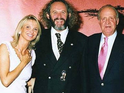 Corinna, a la izquierda, posa con el rey Juan Carlos, a la derecha del todo. ARCHIVO