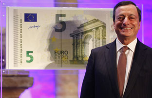Mario Draghi, presidente del BCE, en la inauguración esta tarde de la nueva serie de billetes de euro.