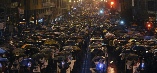 Miles de personas marchan en Bilbao a favor de los presos de ETA.