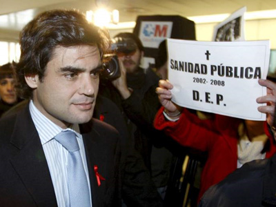 El exconsejero madrileño Juan José Güemes, durante una visita en 2008 al hospital Gregorio Marañón donde fue abucheado. EFE