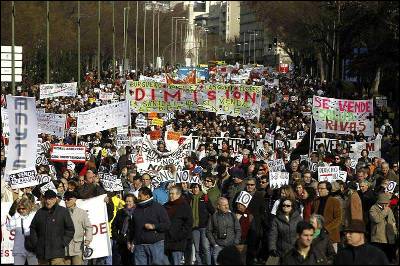 Participantes en la manifestación para protestar contra las privatizaciones de la sanidad aprobadas por el Gobierno madrileño.