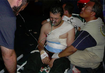 Uno de los heridos por el asalto israelí a la embarcación 'Mavi Mármara'. Fotografía difundida por el activista español Manuel Tapial.