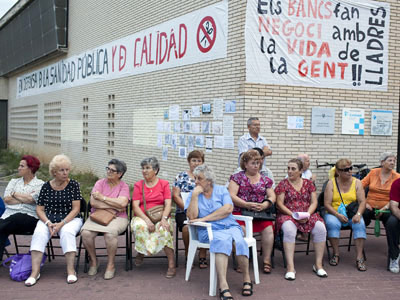Vecinos protestando frente al Centro de Atención Primaria de Ca N'Oriac, en Catalunya.-EDU BAYER