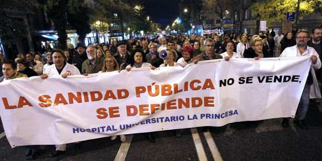 Trabajadores y pacientes de La Princesa, durante una de sus protestas de los últimos meses. EFE