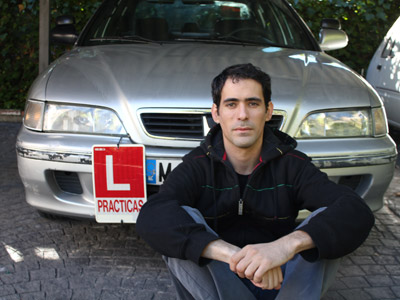 Grabriel Lucas, junto al Honda Accord con el que ha conseguido la licencia de conducir. PÚBLICO