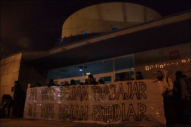 Jóvenes estudiantes protestan por el recorte en el horario de cierre de las bibliotecas municipales de Madrid. - JAIRO VARGAS