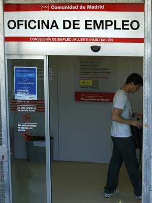 Un joven entra en una oficina de empleo de la Comunidad de Madrid.
