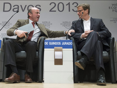 El ministro alemán de Asuntos Exteriores, Guido Westerwelle, y el ministro español de Economía, Luis de Guindos, durante su intervención en el Foro Económico Mundial.