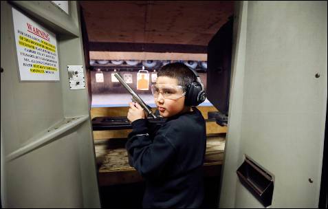 Andrew Josequera, de 11 años, se prepara para disparar en un club de tiro en Los Ángeles.
