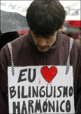 Pancarta de un manifestante pro bilingüismo en Galicia, esta mañana, en Santiago. EFE