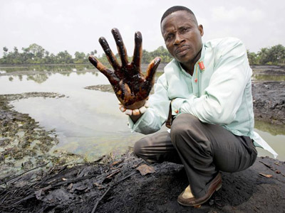 Un campesino nigeriano afectado por vertidos de petróleo en una foto de archivo. EFE