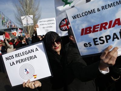 Manifestación de los trabajadores de Iberia en la inauguración de Fitur.