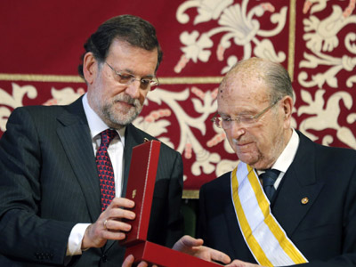 Rajoy entrega a Fernández Albor la Gran Cruz de la Orden de Isabel la Católica.