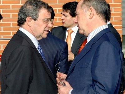 El presidente de Telefónica, César Alierta, charla con Rodrigo Rato, al que acaba de fichar como consejero.