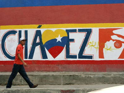 Un hombre camina frente una pared pintada con referencia al presidente Venezolano Hugo Chávez hoy,en Caracas (Venezuela).EFE/MANAURE QUINTERO