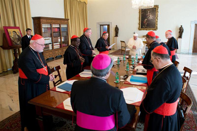 Fotografía facilitada por 'L'Osservatore Romano' que muestra al Papa Francisco durante una reunión con varios cardenales.