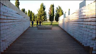 Vista general del monumento en el cementerio de León en memoria de los fusilados por la dictadura en la provincia.