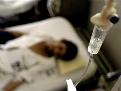 Un paciente recibe cuidados paliativos en un hospital.