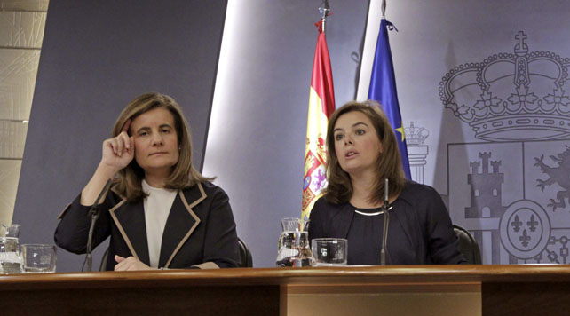 La vicepresidenta Soraya Sáenz de Santamaría y la ministra Fátima Bañez, en la rueda de prensa tras el Consejo de Ministros del pasado 13 de septiembre.