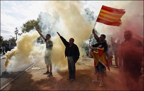 Varios ultraderechistas hacen el saludo fascista durante una marcha en el día de la Fiesta Nacional, en Barcelona.
