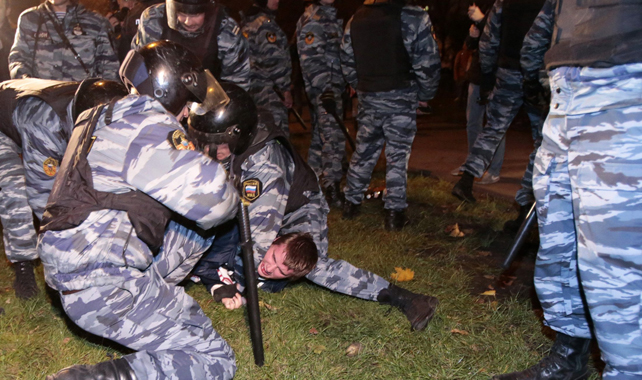 Agentes de Policía detienen a uno de los manifestantes nacionalistas.