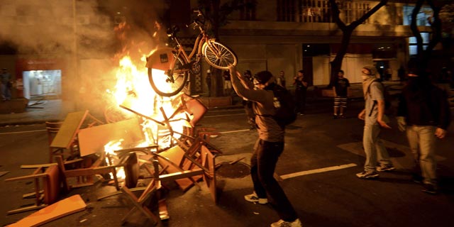 Disturbios tras la manifestación de este martes 15 de octubre en Río de Janeiro. REUTERS/Lucas Landau