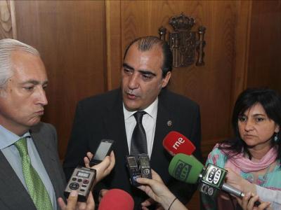 El vocal del CGPJ Miguel Collado, en el centro, en una comparecencia ante la prensa en mayo de 2012/Efe