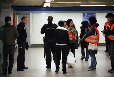 Control policial en el Metro de Madrid. PÚBLICO