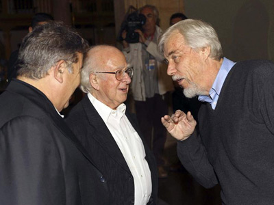 El físico Peter Higgs (c) y el director general del Centro Europeo de Física de Partículas (CERN), Rolf Heuer (d) EFE/José Luis Cereijido