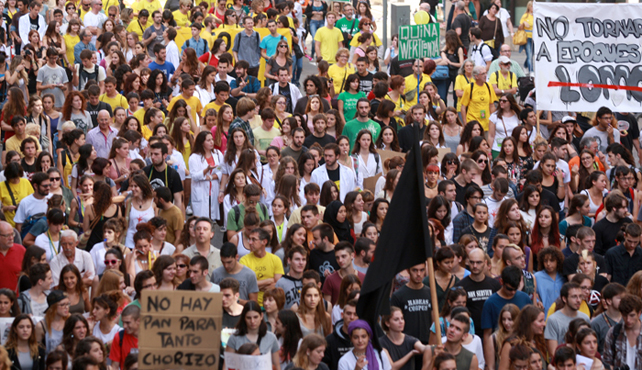 Vista general de la manifestación en Barcelona en defensa de la educación pública, contra los recortes, y contra la reforma del ministro Wert.