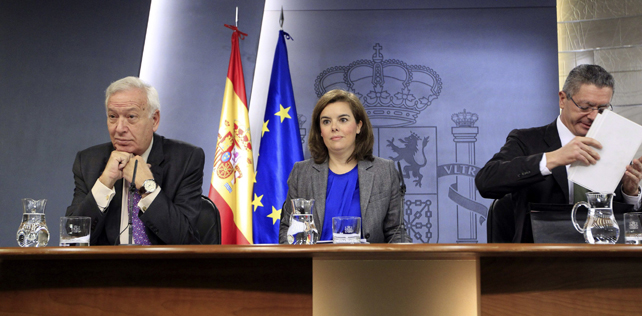 Los mininistros de Exteriores y de Justicia, José Manuel García Margallo y Alberto Ruiz Gallardón, respectivamente, con la vicepresidenta Soraya Sáenz de Santamaría, en la rueda de prensa tras el Consejo de Ministros.