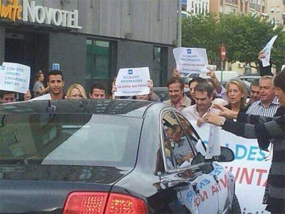 Alcaldes del PP impiden el paso del coche en el que viaja Díaz.
