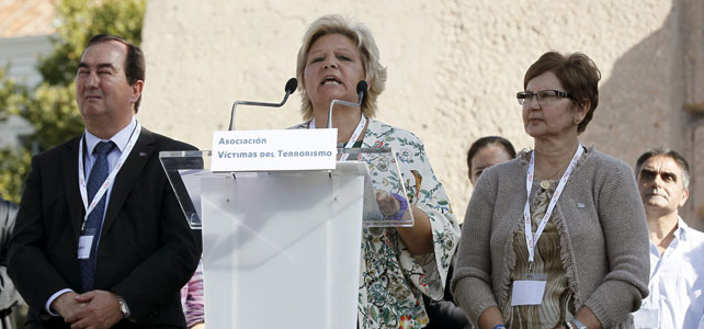 La presidenta de la AVT, Ángeles Pedraza, durante la lectura del manifiesto en la concentración de Madrid convocada por su organización.-