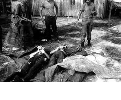 Foto del archivo del exgeneral José Antônio de Souza Perez que muestra a dos guerrilleros abatidos.