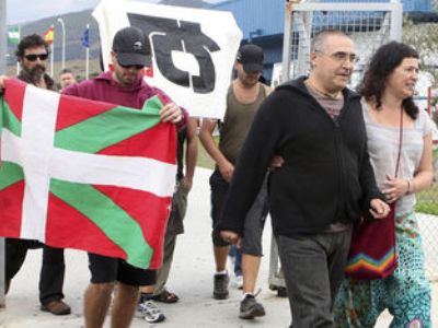 Juan Manuel Piriz, con un jersey gris oscuro, a su salida el viernes de la prisión de Algeciras/Efe