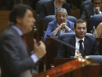 Tomás Gómez escucha a Ignacio González en la Asamblea de Madrid. EFE