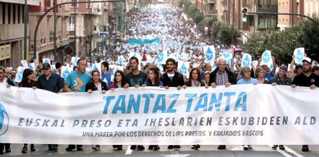 Miles de personas en Bilbao marchan en apoyo de Herrira y los presos de ETA. -EFE