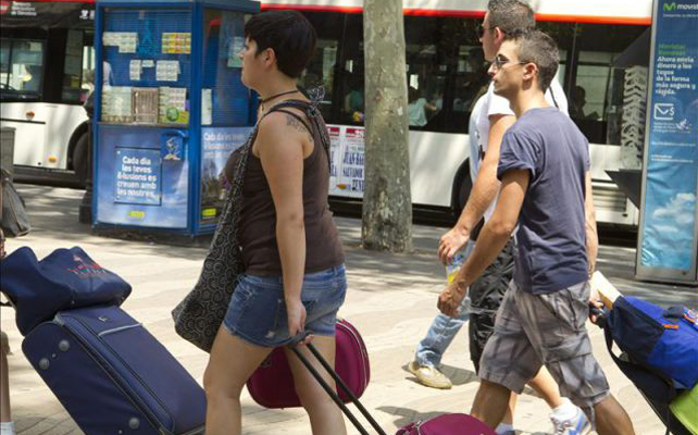 Miles de jóvenes emigran cada mes de España para buscar trabajo en otros países.